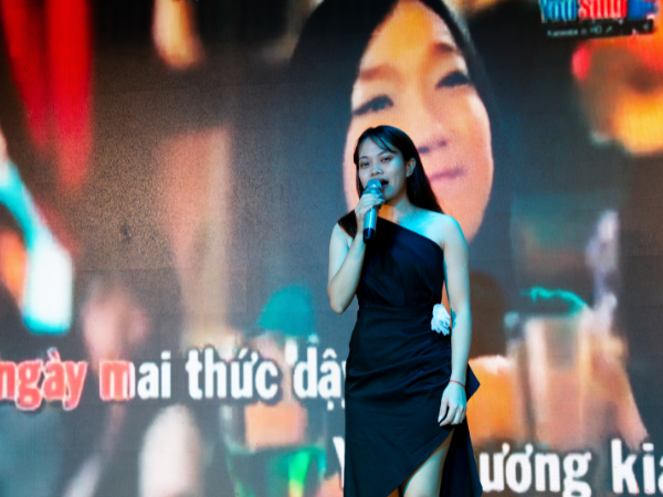 Miss Trịnh Hạnh mở đầu tiết mục văn nghệ mừng ngày 20/10