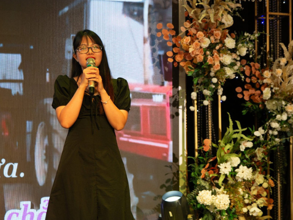 Miss Nhung Nhung trình bày tiết mục "Tình yêu màu nắng"