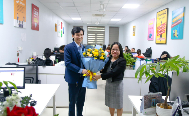 Sếp Phúc trao tặng bó hoá tươi thắm cho Chị Nga - Phó giám đốc công ty Dược Bảo Minh