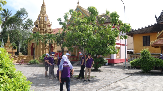 Bảo Minh tham quan chùa Xà Tón