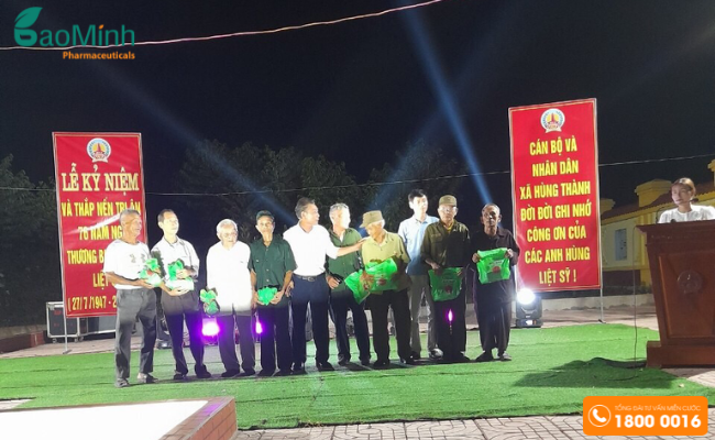 Dược phẩm Bảo Minh tặng quà cho các gia đình thương binh liệt sĩ xã Hùng Thành