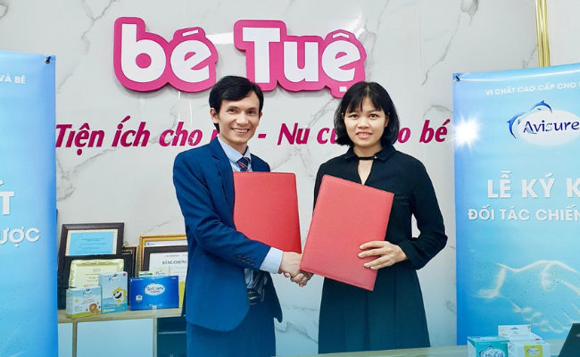 Ký kết hợp tác giữa giám đốc shop Bé Tuệ và Dược phẩm Bảo Minh