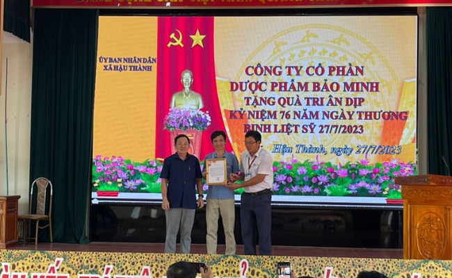 Cán bộ UBND xã Hậu Thành trao tặng thư cảm ơn cho TGĐ Phan Quốc Phúc Công ty Dược Bảo Minh