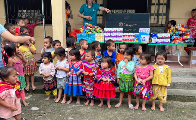 Công ty Dược Phẩm Bảo Minh trao phần quà cho các em nhỏ trường mầm non Tây Tiến